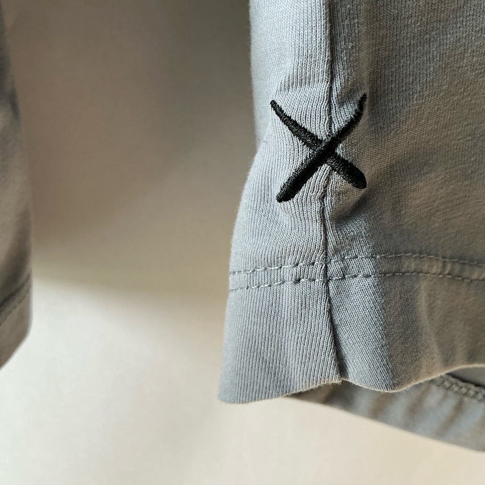 CUTS 2 Shirt Bundle Grey & Black Curve-Hem Long Sleeve Henley Men’s Size Medium - Picture 4 of 15